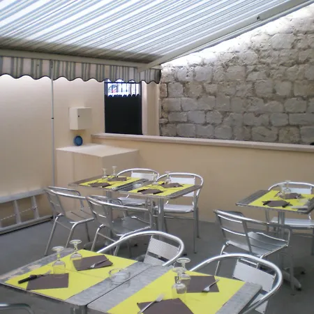 Cafe De La Gare Hotel