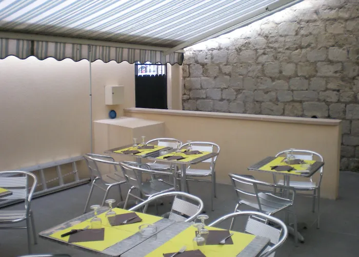 Cafe De La Gare Hotel